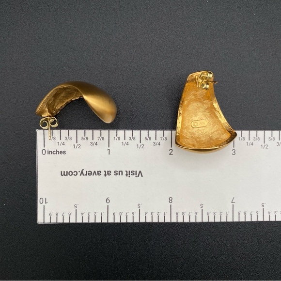 AK Signed Retro 80s Glam Statement Earrings in Brushed Gold Tone - Pierced - Picture 10 of 11